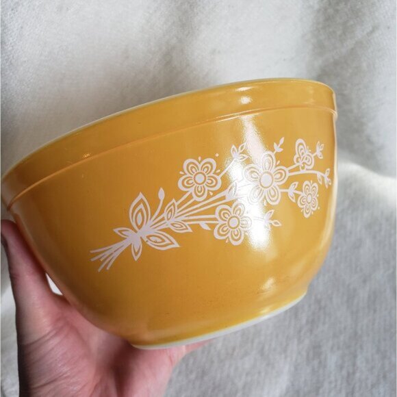 Vintage Pyrex Butterfly Gold 402 1.5L Small Mixing Bowl Yellow Retro 70s - Picture 5 of 9
